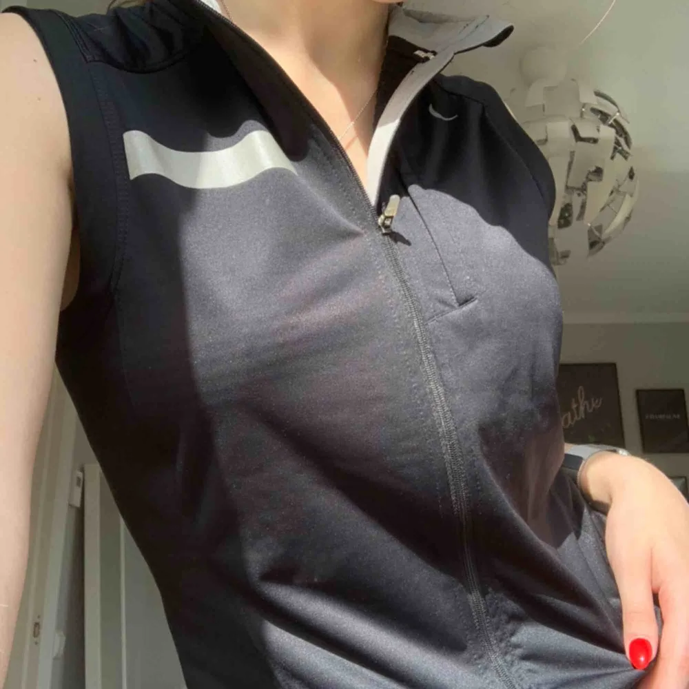 Nike running top! Bought for 400 kr selling for 100 kr. Meet up in stockholm or pay for shipping 💞. Hoodies.