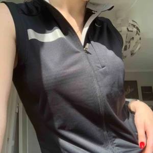  - Nike running top! Bought for 400 kr selling for 100 kr. Meet up in stockholm or pay for shipping 💞