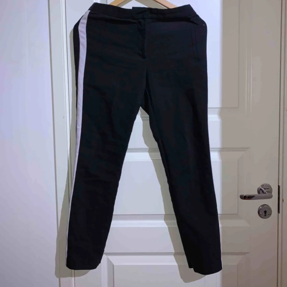 Super snygga kostymbyxor från Zara, använda 1 gång ☺️ Kan mötas upp i Gbg eller lämna i brevlåda, annars tillkommer frakt 🌷. Jeans & Byxor.