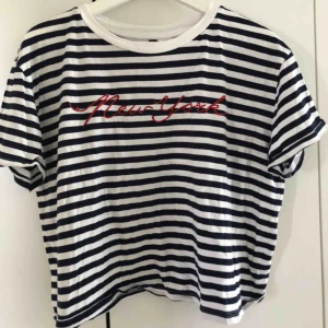  - Denna t-shirt kommer från H&M och är i storlek L, extremt liten L skulle säga att den är i storlek s-m. Men väldigt skön och mjuk. Står new York på tröjan. Använd cirka 2-4 gånger.
