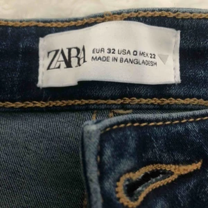  - Säljer ett par mörkblåa slits jeans från zara ordinarie pris:350