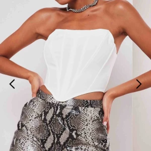  - Vit korsett-topp från Missguided. Aldrig använd, lappen sitter kvar