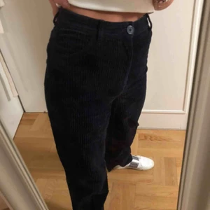  - Manchester byxor från Monki, marinblå, långa