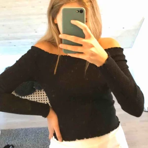 - Svart off shoulder tröja från Gina tricot💕 har som små volanger uppe vid tröjan, på kanten och slutet av armarna!