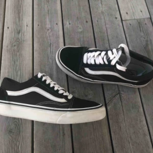  - Välanvända svarta vans, finns en del slitningar dock tvättade och med nya skosnören så fortfarande i fräscht skick färgmässigt. 🤩 Storlek 39! Passar mig som har 38,5. 🦋 buda privat! 🦋 budet ligger nu på: 190 +  frakt (70kr)
