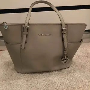 Jättefin Michael kors väska. Använt ungefär en skoltermin. Bra skick😍 (äkta) ny pris 3000kr 