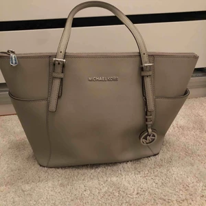 Michael kors  - Jättefin Michael kors väska. Använt ungefär en skoltermin. Bra skick😍 (äkta) ny pris 3000kr 