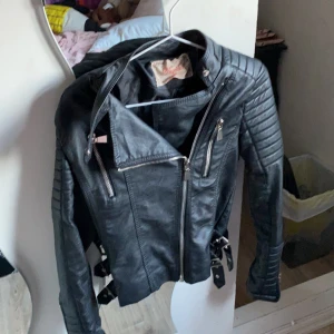 Voyelles - En fin skinnjacka som knappt är använd☺️älskar den men är för liten😣storlek 36🍎ny pris 700kr