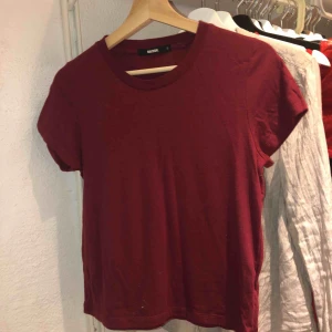  - Vinröd tshirt. Köpt på Bikbok🍒