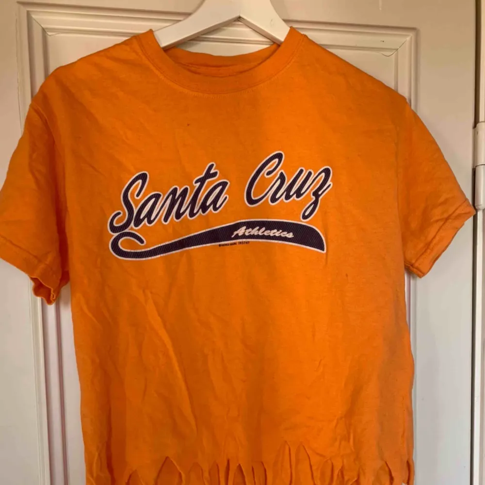True vintage shirt from Santa Cruz. Bought in vintage shop 2002 in LA! This + a jeans jacket and you are set 💁🏿‍♀️. T-shirts.