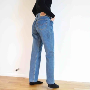 Jeans - +50 kr frakt! Superfina jeans från Levi’s i modell 501 och storlek W32 L36 (storleken ser du också på sista bilden). Skriv till mig om du har några frågor eller vill se fler bilder👖