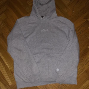 POLAR SKATE CO - HOODIE - Oversize skate-hoodie. Stilren. Skick: 8/10. Passar allt från M-XL beroende på om du vill ha oversize eller ej. Betalning sker via Swish, köpare står för frakten. 