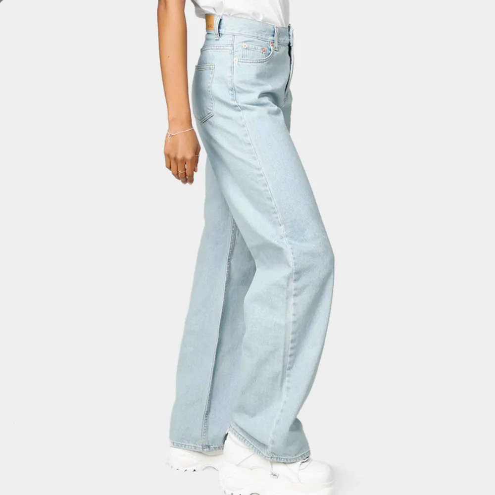 Säljer mina wide leg jeans köpta från Junkyard i färgen Miami Blue! Stl 24:) Nuvarande bud 400! budgivning avslutas imorgon (måndag)💜💜. Jeans & Byxor.