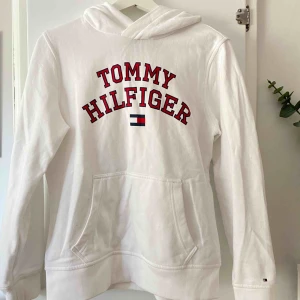  - Hoodie från Tommy Hilfiger köpt från Kidsbrandstore. Den är oanvänd och därmed i nyskick! Storlek 164 men passar mig som vanligtvis har S 🌸