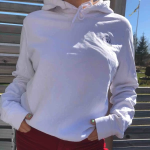  - Vit hoodie från cheap monday. Logga på bröstet. Väldigt fint skick och inte använd alls mycket. Strl S men stor i storleken så sitter snyggt oversized. Priset kan diskuteras. Köpare står för frakt 