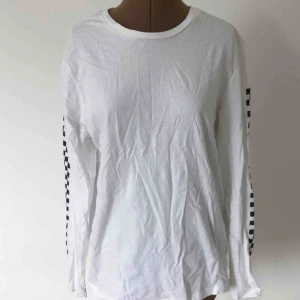  - Cool tröja med schackmönster längs ärmarna. Herrstorlek M, passar dam XS-L beroende på hur du vill ha passformen. Toppenskick! Priset är inklusive frakt.