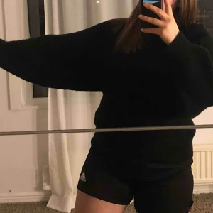  - superfin stickad tröja feån Ginatricot, sällan använd💜