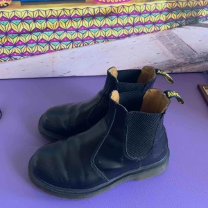  - Dr. Martens skor, storlek 38. Passar inte storlek 