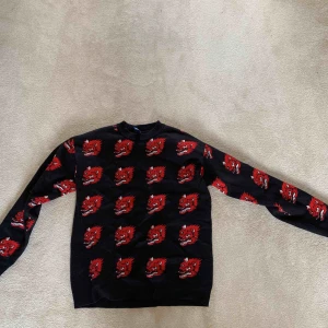  - Stickad svart tröja i storlek S från HMs herravdelning