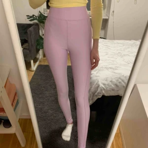  - Träningstights i trendig färg, aldrig använda! storlek xxs men superstrechiga så passar säkert upp till M! Jag är 175 och har vanligtvis S☺️ köparen betalar frakt