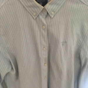  - Superfin skjorta från Gant. Utgångspris är 200 om det inte blir budgivning Köparen står för frakten 