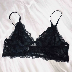  - Helt ny spets-bh med byglar utan ilägg från bikbok. Säljer pga att den tyvärr är för stor för mig. Kan skickas och tar helst emot betalning via swish. Gratis frakt!