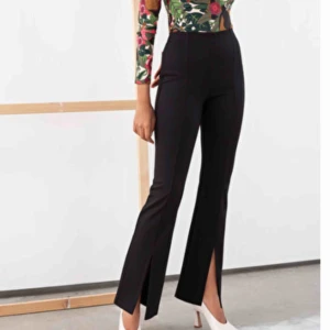  - Skit snygga kostym brallor med slits i fram. Sitter som en smäck men säljer de för att jag har 2par. Jag kan skicka fler bilder om någon skulle vilja det. Skriv för intresse💕