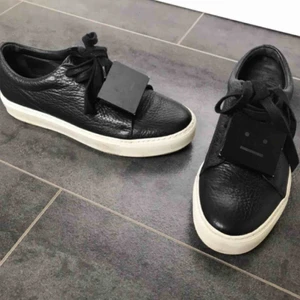 Acne sneakers - ”Adriana sneakers” från Acne studios. Mycket sparsamt använda, därav riktigt bra skick! Osäker på storlek men troligtvis 37, innermått: ca 24cm. Jag som vanligtvis har 38 kan använda dom. Dyra vid inköp. Frakten kan diskuteras!!