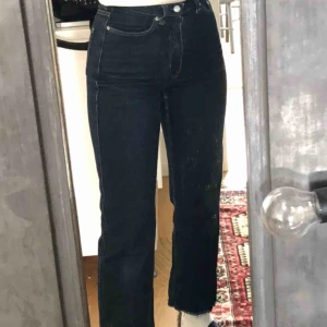  - Mörkblåa row jeans från weekday som jag själv klippt i benen på i bra skick. FRAKTEN INGÅR i priset! Skriv om ni vill ha bättre bilder eller frågor 