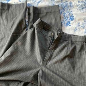  - Så snygga kostymbyxor. Grå och kritstrecksrandiga. Innebenslängden är 70cm. Must have i garderoben! Fri frakt!