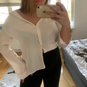 Vit skjorta/blus - Mysig skjorta/blus som passar till allt speciellt nu till sommaren, sitter löst på kroppen. Sjukt snygg till sommaren. Storleken är 34 men passar både Xs S och MKöparen står för frakt💞