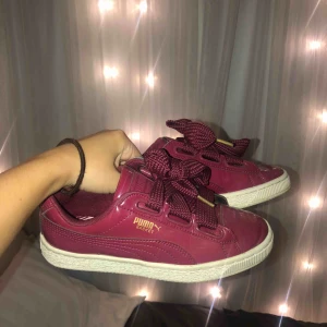 Skor  - Supersnygga Skor från puma, använda 3 gånger. Kommer med 2 olika snören. Storlek 36🥰