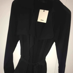  - Lång kappa från Bik Bok , ej använd lappen kvar. Inget fel på den/ super fin kvalité.