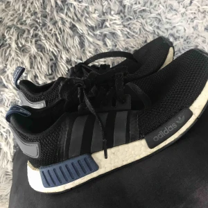 Adisas skor - Använda några gånger, men inget fel på dem fortfarande bra kvalité. Säljer pga kommer ej till användning.