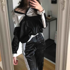  - Aldrig använda! Så coolt reflex set med långa bootcut byxor, materialet är i siden och så skönt!🧚‍♀️ som jag visa på bilderna kan man ha skjortan på olika sätt och hur man vill! 💋