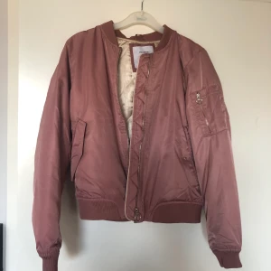 Rosa/lila bomberjacka - Lite tjockare i materialet, fina detaljer på ärm. 300 kr nypris, använd 1-2 gånger. Kan mötas upp i Sollentuna.