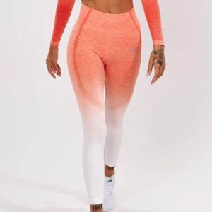 ICANIWILL - ombre seamless tights (M) - Ett par riktigt snygga träningstights, sitter perfekt över låren och midjan. Passar både S o M! Säljer pågrund av att jag har två par! Har använt dessa en gång. Startpris 699, jag säljer för 400 frakten ingår! :)