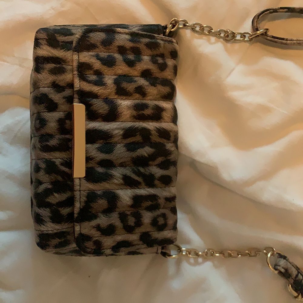Väska i leopard mönster perfekt till fest eller om man ska till stan. Väskor.
