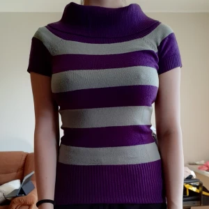 Grå/lila tröja - Grå/lila tröja. Inte så tjock men inte tunn och knappt använd. 50 kr exklusive frakt, kan frakta men osäker på kostnad (cirka 50-60kr)