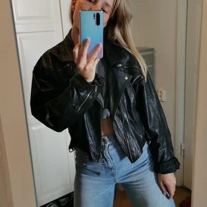 Vintage-skinnjacka  - Riktig italiensk vintagepärla i äkta skinn. Står XL men jag skulle säga att den sitter snyggt och lite oversized på en XS-M!  Ej frakt, möts upp vid Stureplan eller Slussen 😊🌸
