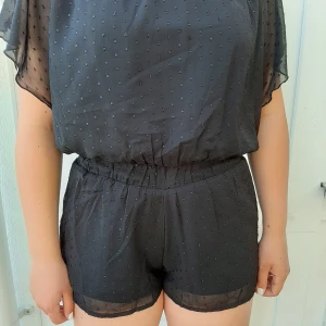 Jumpsuit  - Säljer denna svarta jumpsuit med svart glittertråd på. Kommer ifrån Lindex. Frakt tillkommer 🥰❤