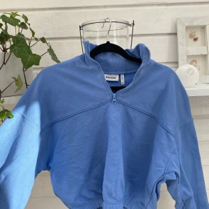 Sweatshirt från Weekday - Super fin sweatshirt från Weekday, använd ett fåtal gånger. Frakt ingår inte i priset⭐️💙💙