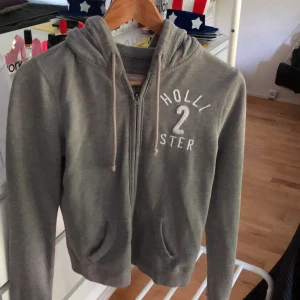 Hollister - Grå Hollister munkjacka säljes till högstbjudande innan 3/6 hämtas i Växjö