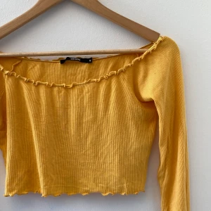 Gul Långärmad Croptop - Jätte fin gul långärmad ceoptop från BikBok! En av mina gamla favoriter men används tyvärr inte så mycket som den borde :/