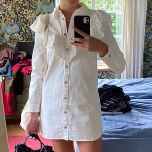 Superfin vit jeansklänning från Zara med volanger. Supersnygg till sommaren! Köpt för 1 månad sedan och använd 1 gång. Säljer då den är för kort för mig💕 Köparen står för frakt💗