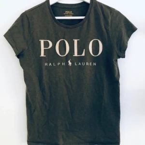 Ralph Lauren T-shirt  - Olivgrön T-shirt från Ralph Lauren. Mycket gott skick. Storlek S. Frakt 44 kr.