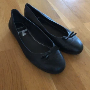 Vagabond - Svart skinn ballerina finns att hämta i Växjö knappt använda