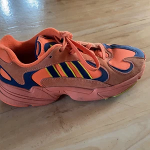 Adidas Yung 1 - Skor som är typ oanvända. De är jättesköna och är i bra skicka. Nypris 1200. Priset går att diskuteras!