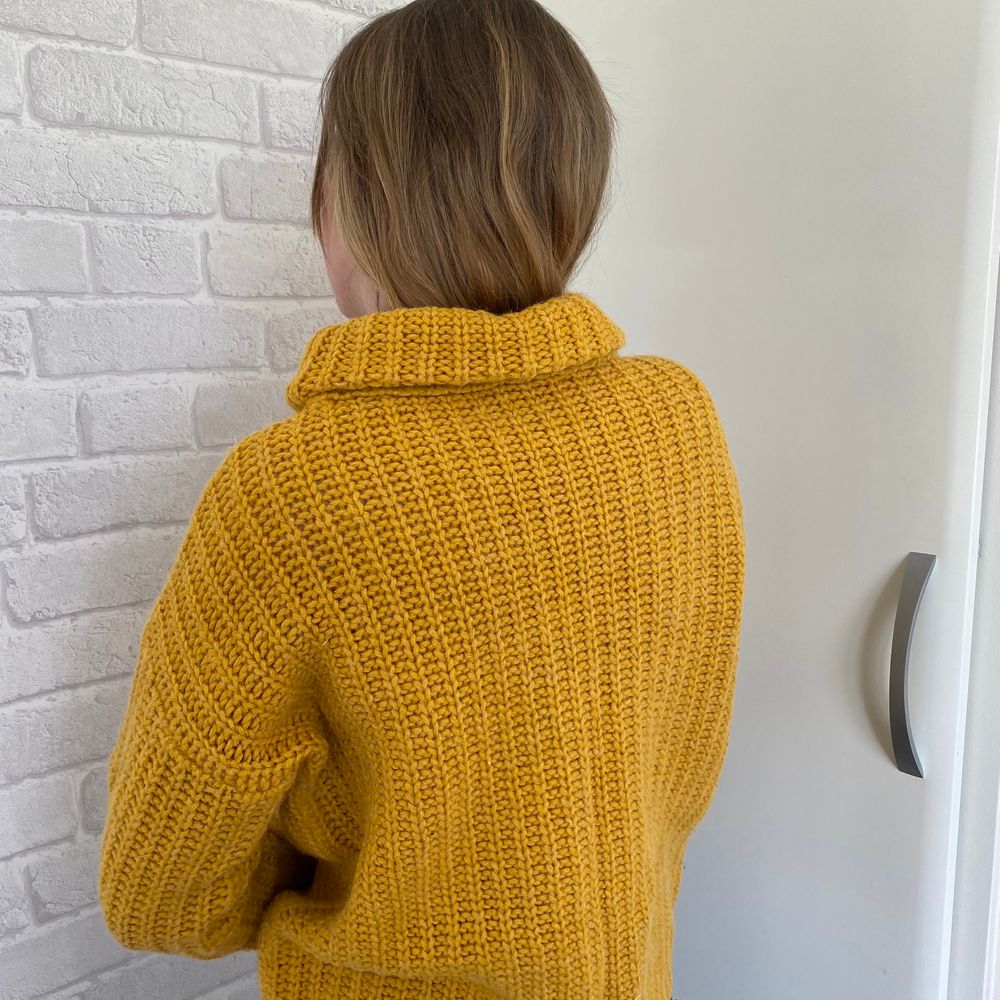 Gul stickad tröja från Stile Benetton💛 Står ingen storlek i tröjan men skulle säga att den är storlek M:)). Stickat.