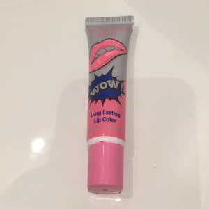 - - Fint rosa lepstif, men ligger den och tar bort den om 1min knappt använd 